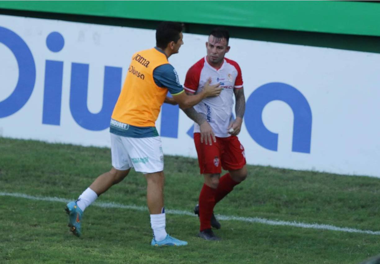 El defensa de Marathón, Johnny Leverón, quien no jugó ante la Real Sociedad, tuvo que controlar al jugador Jorge Cardona para que la cosa no pasara a más.