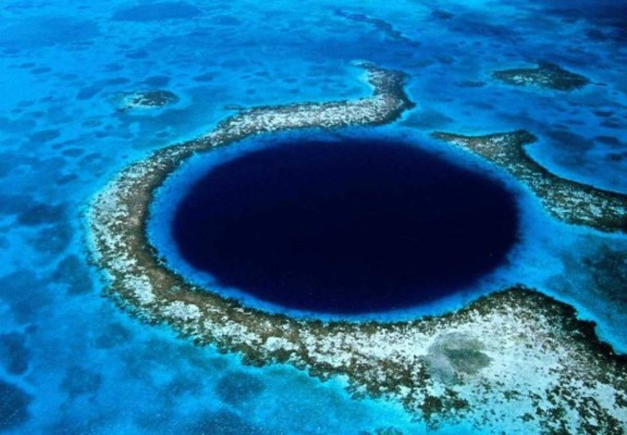 El Gran agujero azul está ubicado en Belice. Su formación corresponde a la primera era glacial, este era una gran piedra caliza que se llenó de agua cuando el mar comenzó a subir. Foto: Muy virtual.