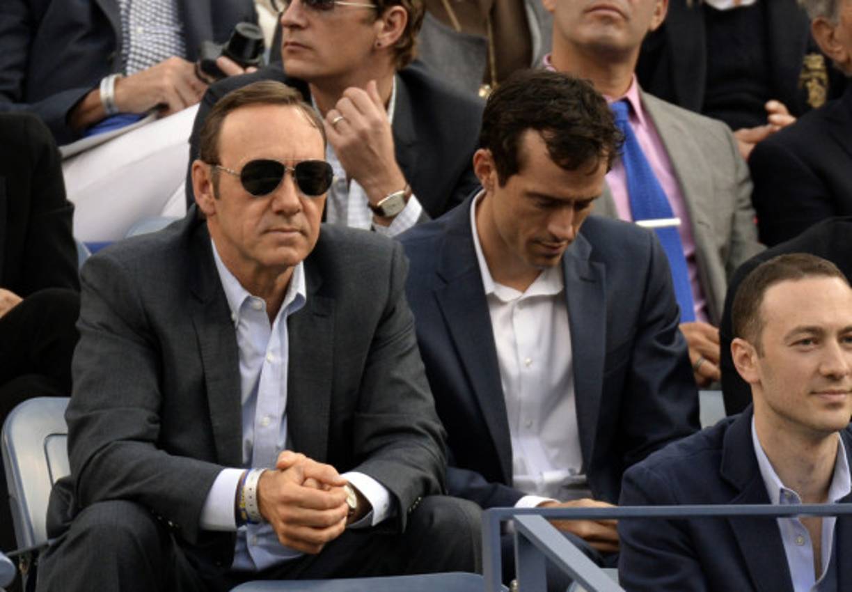 El actor Kevin Spacey, muy concentrado durante el juego.