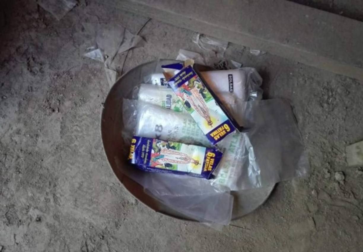 Luego de buscar en distintas casas abandonadas en la zona, las autoridades llegaron a una vivienda color rosado de bloque en estado de abandono en donde hallaron varios objetos supuestamente utilizados para empacar sustancias químicas, posiblemente droga.