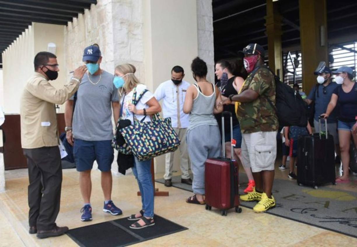 'No alcanzamos a hacer mucho. Veníamos para relajarnos un poco con todo este tema del coronavirus y estar en lugares abiertos', comentó este martes a la AFP el vacacionista Jonathan Rogers en el hotel Aquamarina Beach.