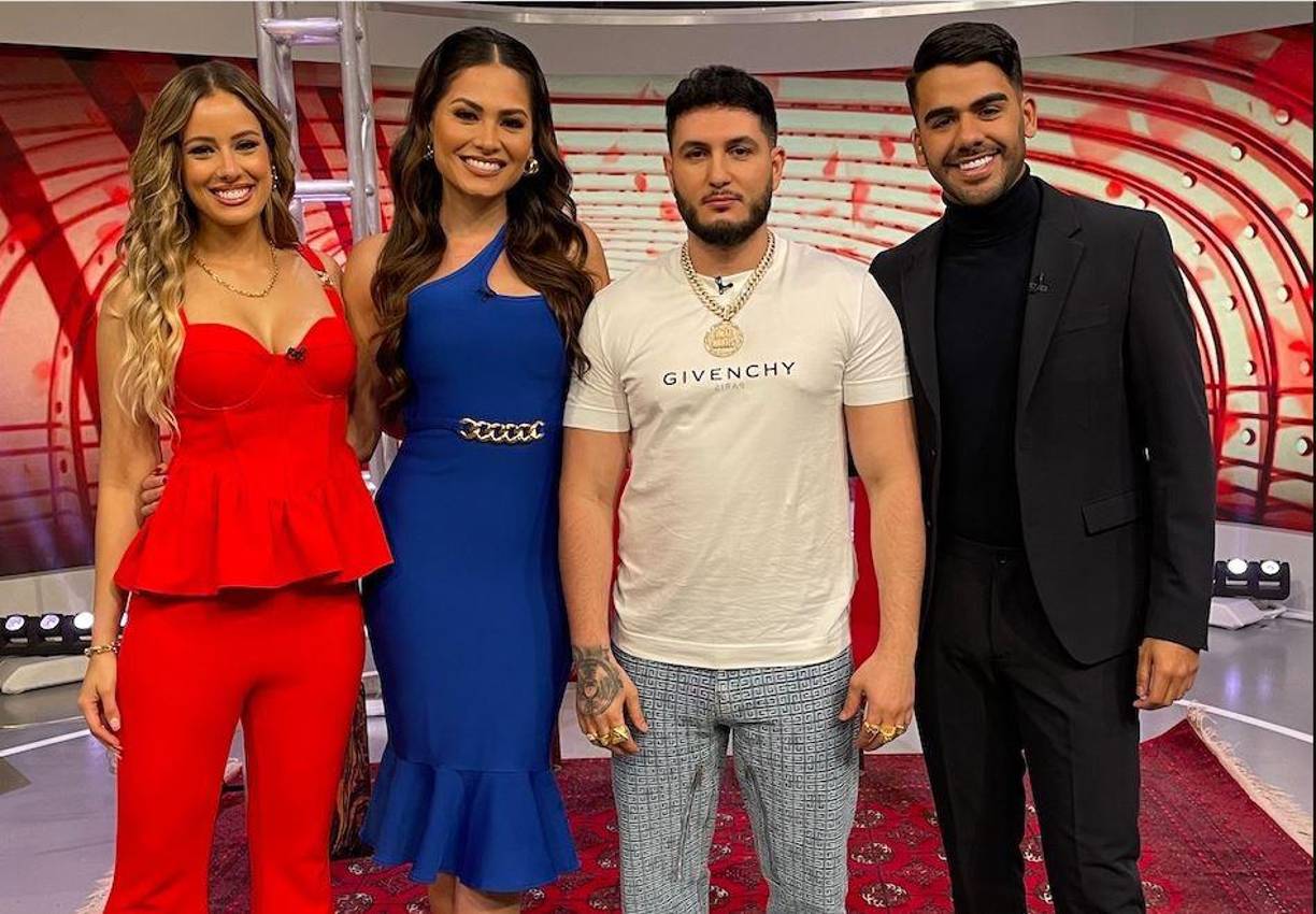 Adyan inició ayer lunes el programa acompañado por dos presentadoras, cuyos rostros son ya muy familiares para la audiencia del show: Aleyda Ortiz y Andrea Meza. 