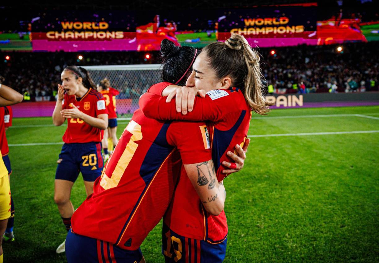 Hubo lágrimas y abrazos cuando las jugadoras corrieron a celebrar la conquista del campeonato.