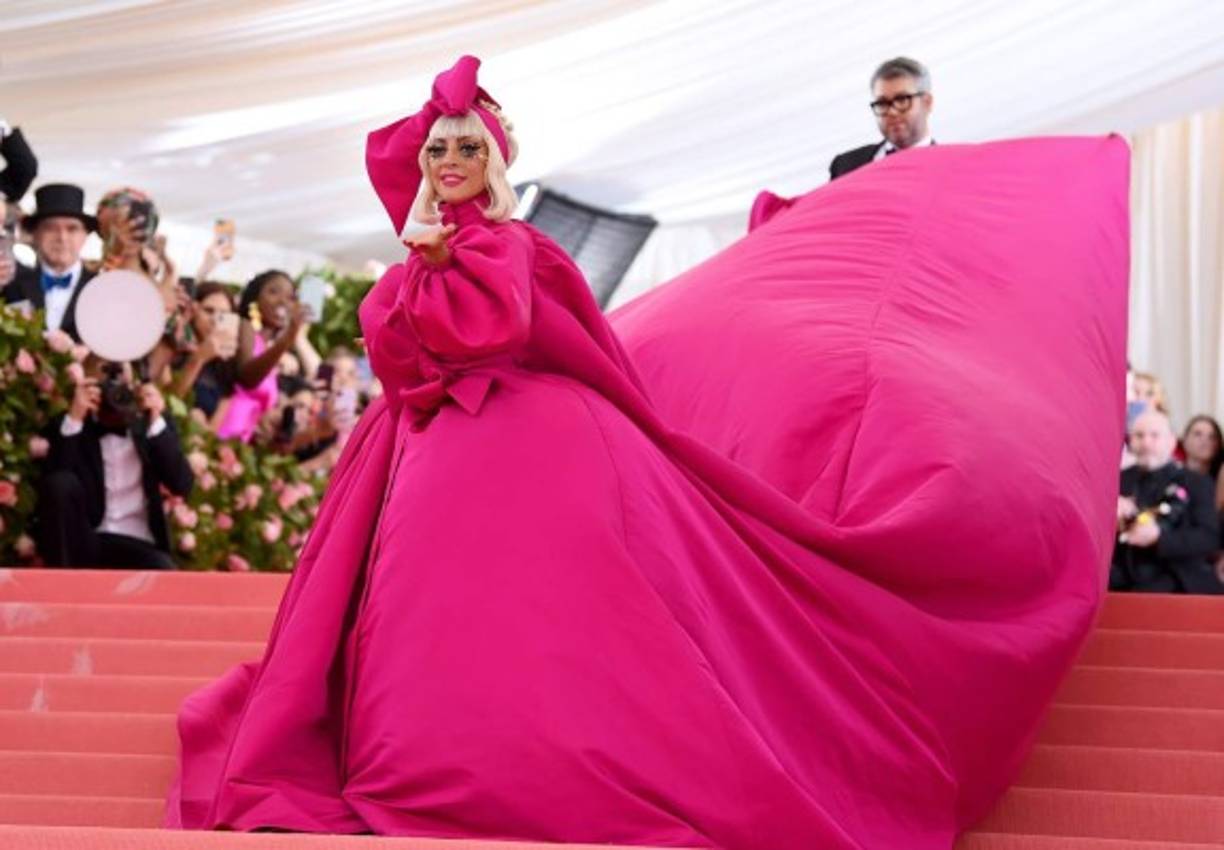 Lady Gaga hizo una entrada triunfal en la alfombra de la Met Gala 2019, celebrada, este lunes 06 de mayo en el Museo Metropolitanos del Arte en Nueva York.