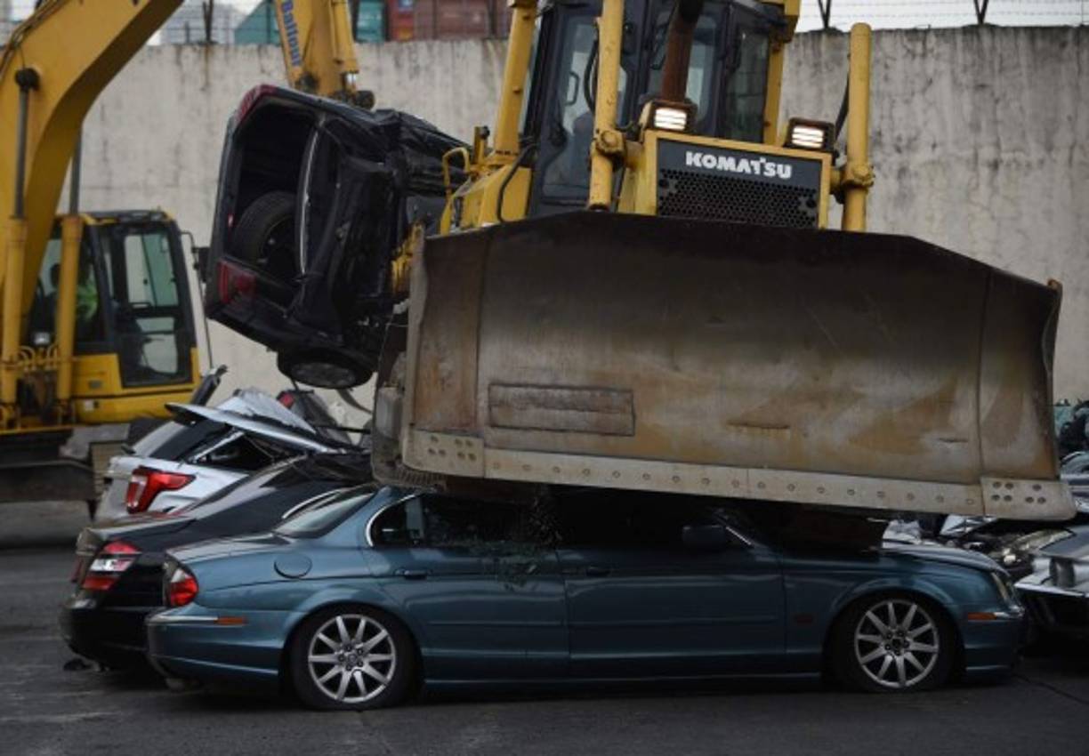 'Redúzcanlos a chatarra', ordenó Duterte antes de que los bulldozers y retroexcavadoras aplastaran los autos deportivos.