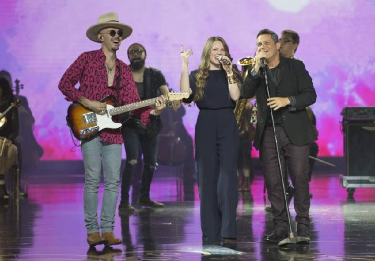 Jesse & Joy junto a Alejandro Sanz interpretaron el éxito “No soy una de esas”.