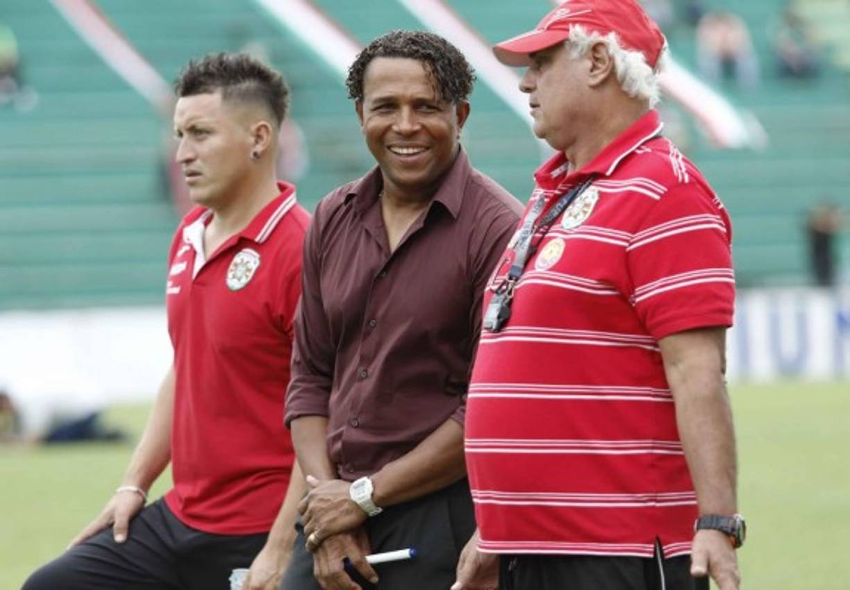 Carlos Pavón sonreía previo al inicio del partido, junto al preparador físico uruguayo Germando Adinolfi.
