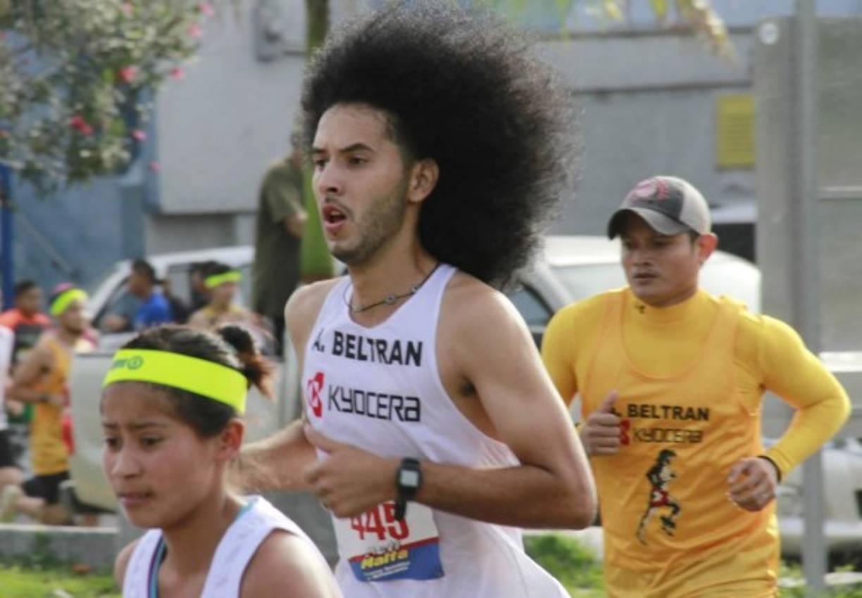 Este joven acaparó las miradas por su look.