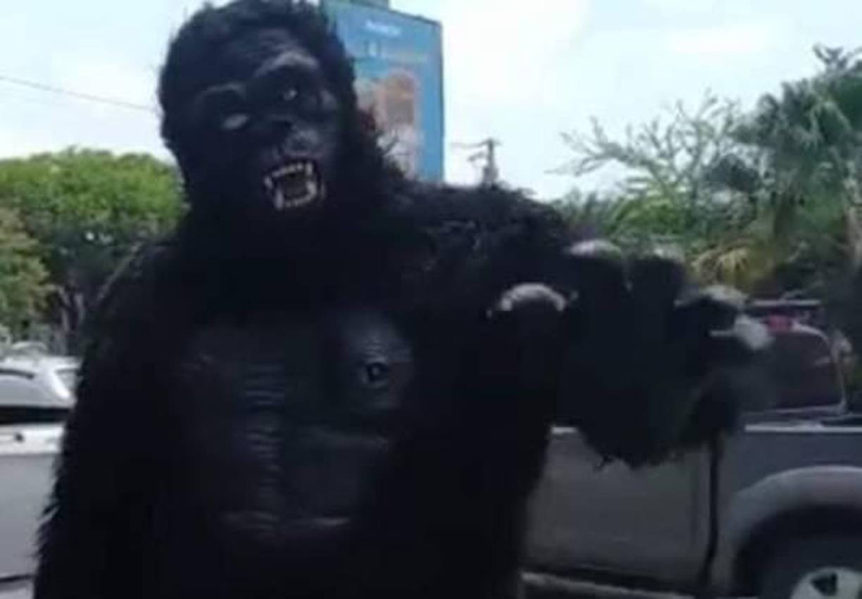 El hombre se vestía de “King Kong” y obligaba a los menores, una niña de 13 años y un niño de 11 años, a disfrazarse de Mario Bros y La Vaca Lola, para pedir dinero, además los golpeaba si se negaban.