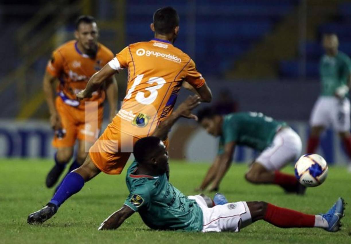 El defensa de la UPN, Lázaro Yanes, dejó sentado a Edwin Solano en esta jugada.
