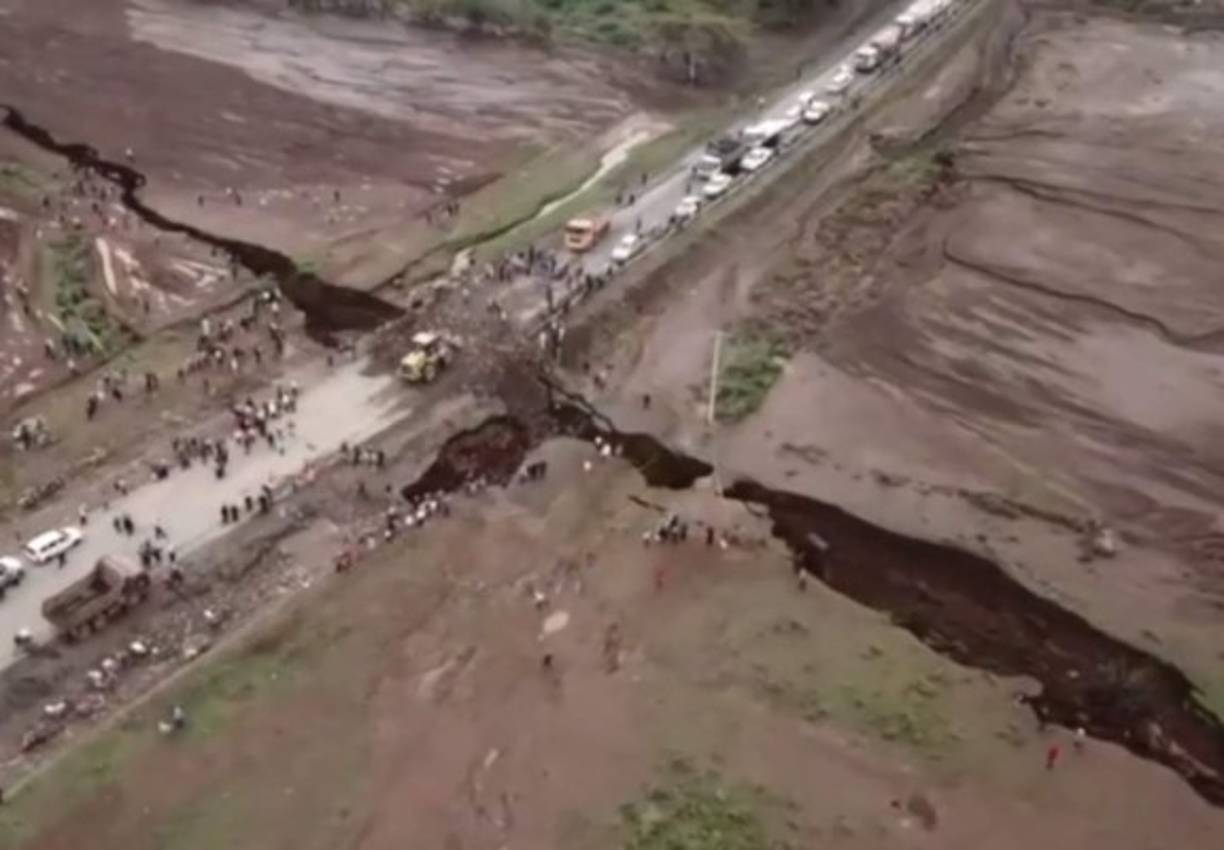 Las familias que viven cerca de la fisura han comenzado a mudarse ya que aseguran que quedarse en el lugar es como 'cortejar la muerte'.
