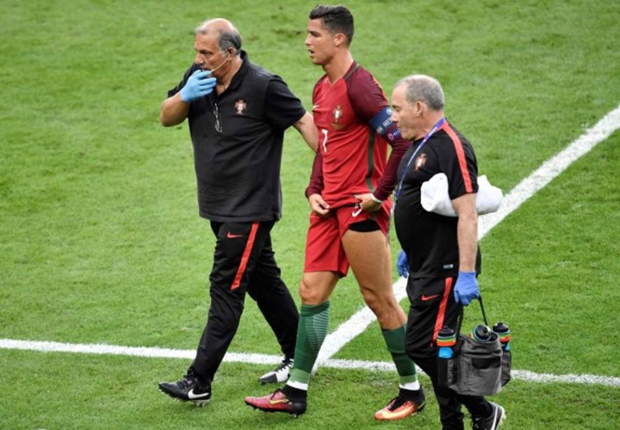 El delantero portugués fue acompañado a las afueras de la cancha.