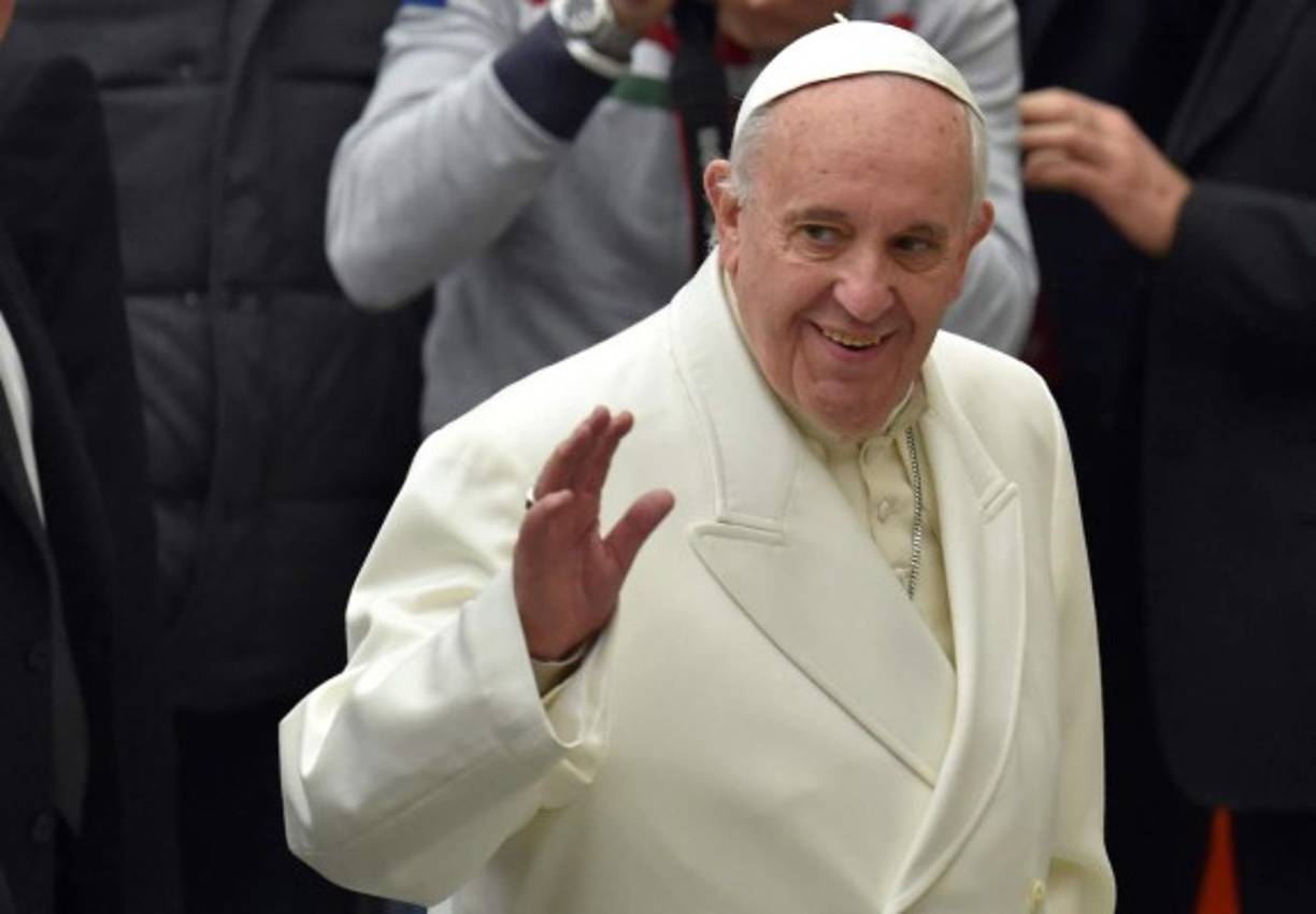 . Vatican City (Vatican City State (holy See)), 19/12/2015.- Pope Francis arrives for an audience with members of the Ferrovie dello Stato (State Railways), the main operator of the Italian railway network, in the Paul VI hall, Vatican City, 19 December 2015 (Papa) EFE/EPA/ETTORE FERRARI