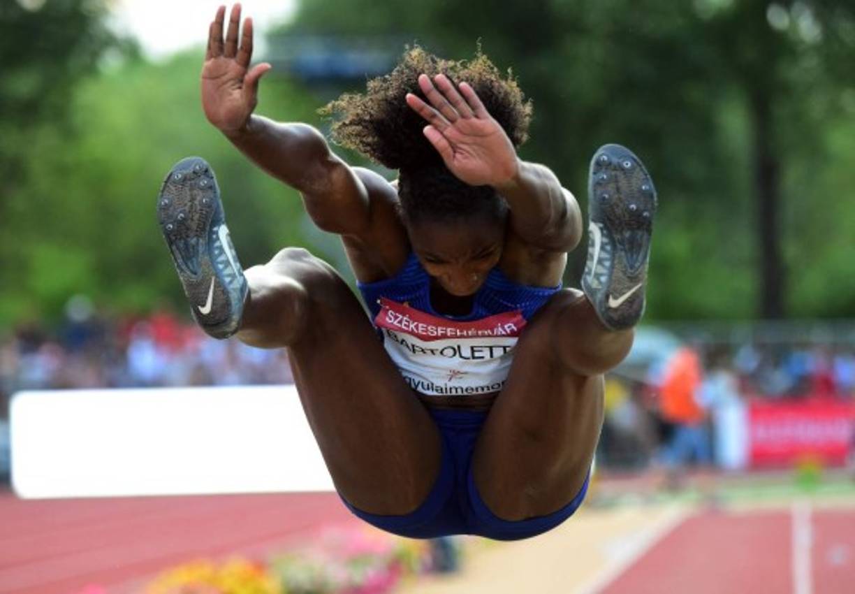 SALTO. Tremendo esfuerzo. La medallista de oro estadounidense Tianna Madison compite durante la final de salto de longitud en el centro deportivo de Szekesfehervar, Hungría. Foto: AFP/Attila Kisbenedek