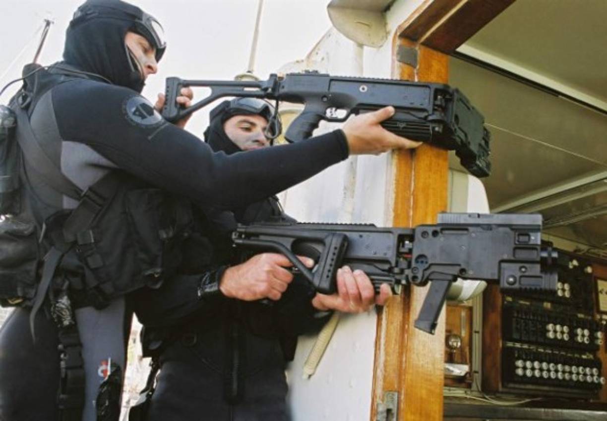 CornerShot 40 Eesta arma combina un cañon de barra pivotante con una pequeña cámara de video y esta diseñada para acabar con un enemigo colocado en una esquina sin tener que exponerse a las balas del enemigo.<br/>