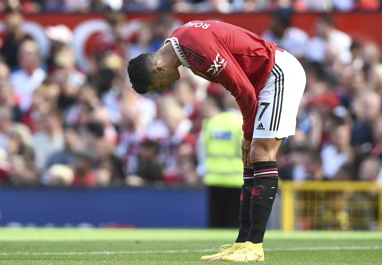 Cristiano Ronaldo disputó su primer partido de Premier League y lo inició desde el banquillo de suplents. Todo indica de que el crack luso continuará en los Diablos Rojos.