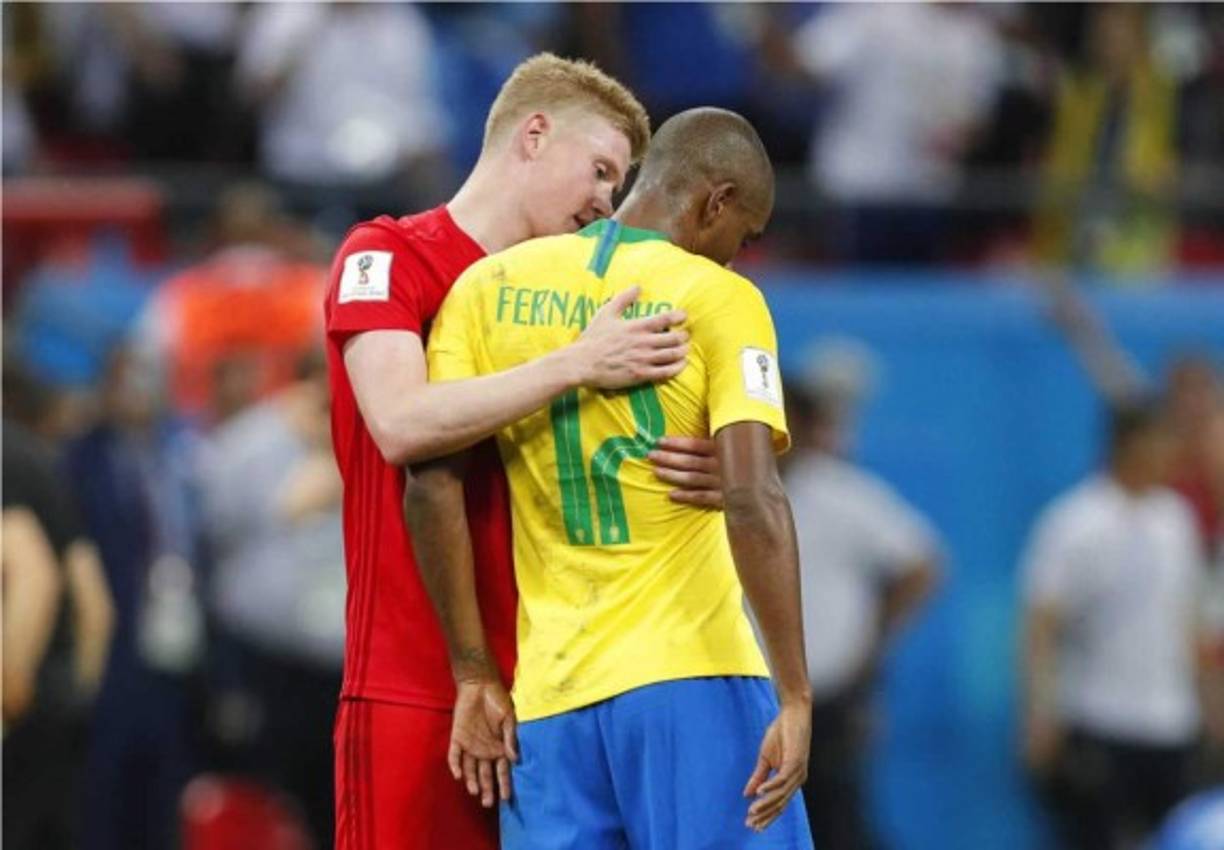 Kevin de Bruyne consoló a Fernandinho, su compañero en el Manchester City.