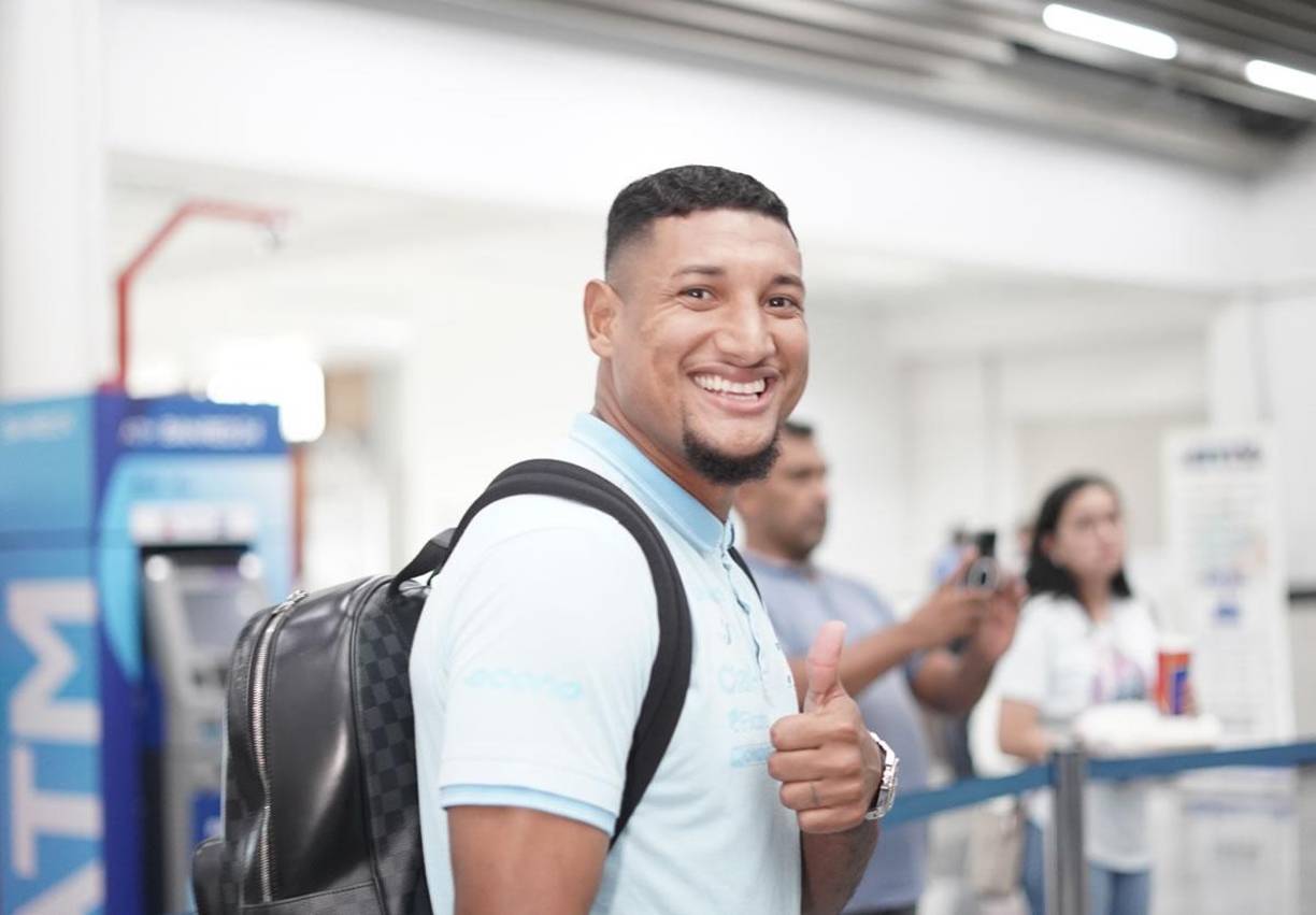 Bryan Acosta, quien salió lesionado el viernes ante México, viajó con el grupo de seleccionados rumbo a Toluca.