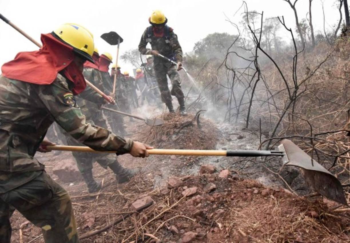 Un avión cisterna SuperTanker, Boeing 747, continúa con sus tareas de descarga de agua en el departamento de Santa Cruz desde el viernes pasado, al igual que helicópteros de la Fuerza Aérea Boliviana. De su lado, bomberos y personal civil combaten las llamas desde tierra.