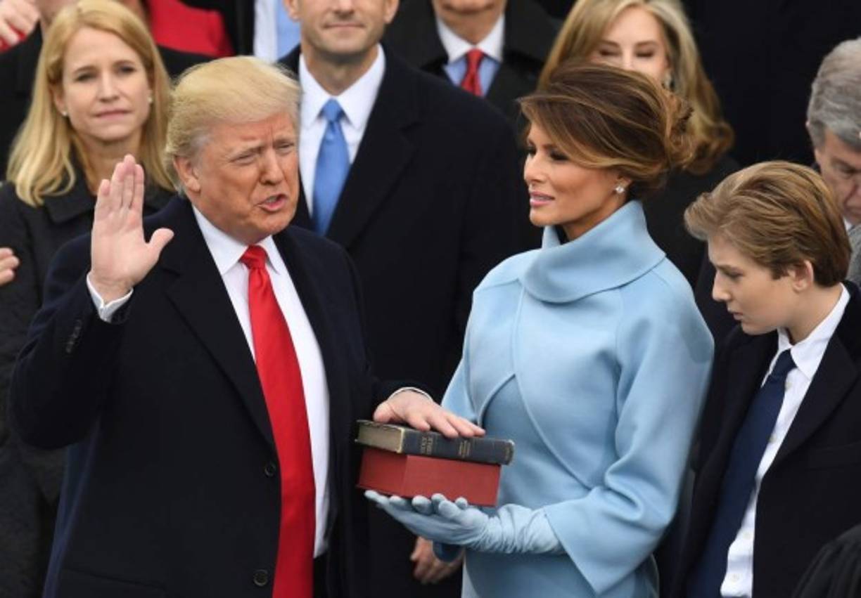 El reciente libro 'Fire and Fury' del periodista Michael Wolff sobre la vida en la Casa Blanca afirma que Melania lloró, y no de alegría, cuando su esposo fue electo presidente y que incluso en la Trump Tower la pareja pasaba 'días sin ningún contacto'.