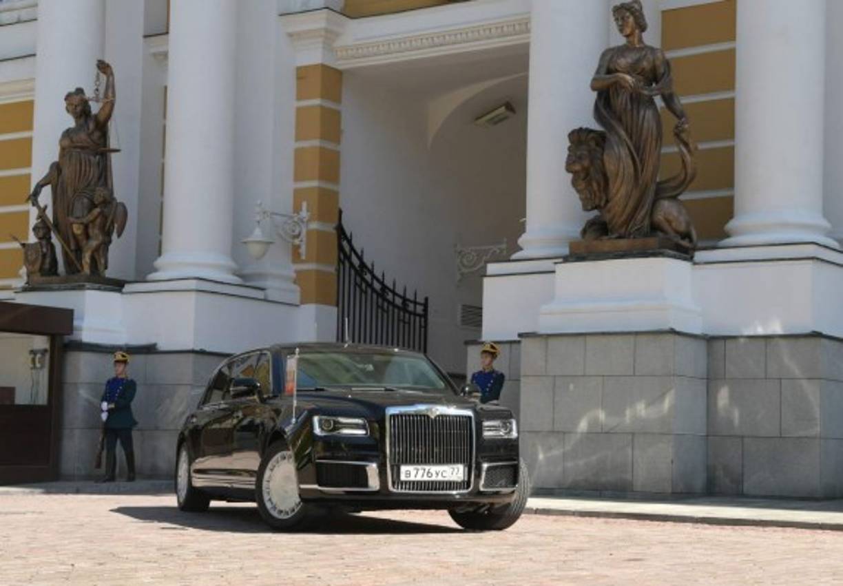 La decisión de Putin de viajar en un vehículo de fabricación rusa recupera una tradición soviética, cuando los dirigentes utilizaban exclusivamente automóviles fabricados en la URSS.