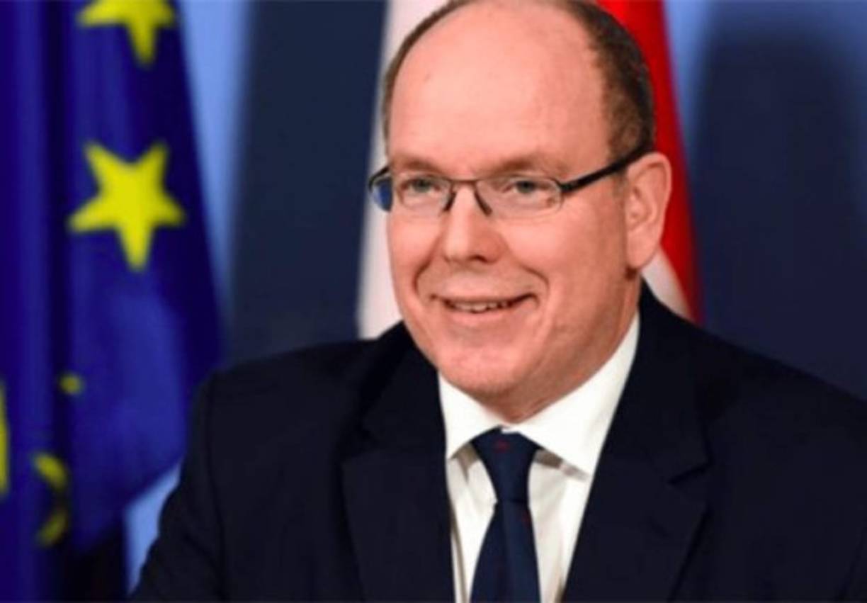 Alberto II de Mónaco, de 62 años, padece coronavirus y su despacho confirmó que su estado de salud no es preocupante y sigue trabajando. El príncipe hizo un llamado para que se respeten las medidas de confinamiento en el principado, donde el ministro de Estado, Serge Telle, también dio positivo.<br/>