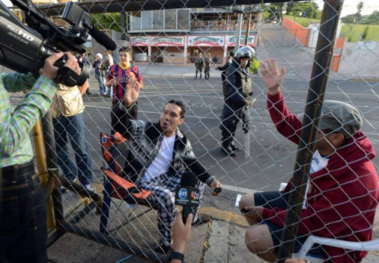 Dos de los jóvenes que protestan porque se instale la CICIH.