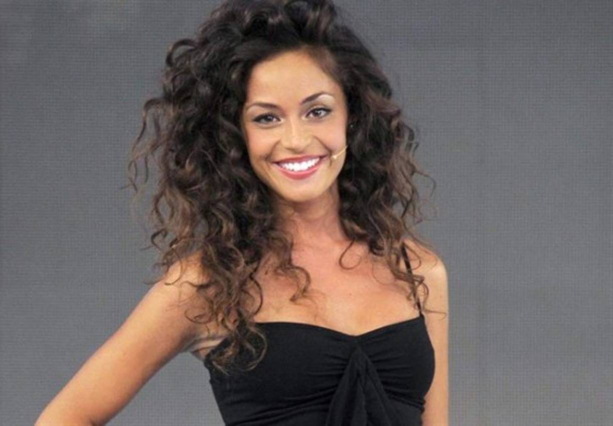 Luego de una prueba de paternidad que no dejó dudas, el delantero del Niza aceptó reconocerla y hacerse cargo, además, mencionan diarios europeos que mantiene una buena relación con Raffaella.