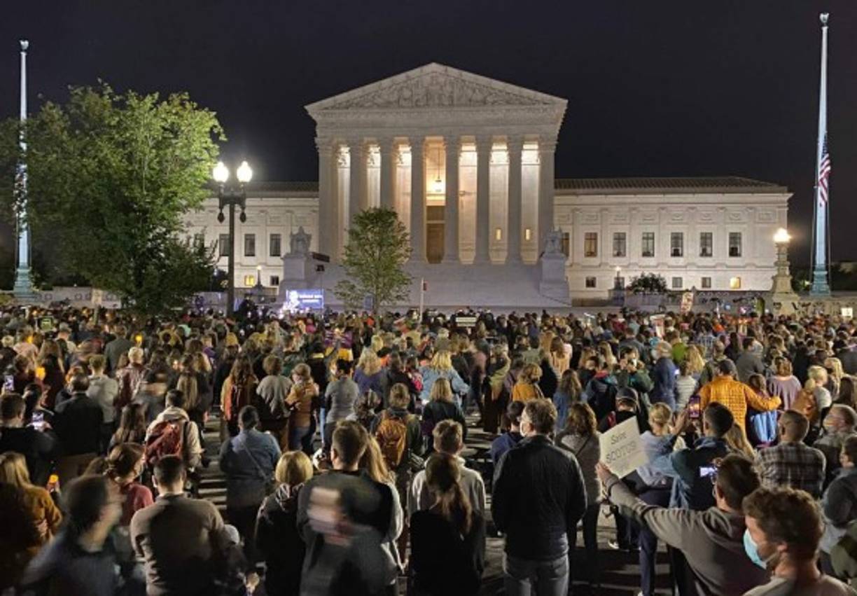 Trump ha nombrado a dos jueces durante su primer mandato como presidente, Brett Kavanaugh y Neil Gorsuch, dando a los conservadores una mayoría de 5-4 antes de la muerte de Ginsburg, aunque eso no garantiza los fallos a favor de Trump -- ha habido varios ejemplos recientes de conservadores poniéndose del lado de sus colegas progresistas. Lo que está en juego tiene suma relevancia. No solo porque la Corte es clave para dirimir asuntos controversiales como el derecho a portar armas o los derechos de los homosexuales, sino que además puede ser llamada a resolver litigios electorales, como ocurrió en la elección de 2000 finalmente ganada por George W. Bush.