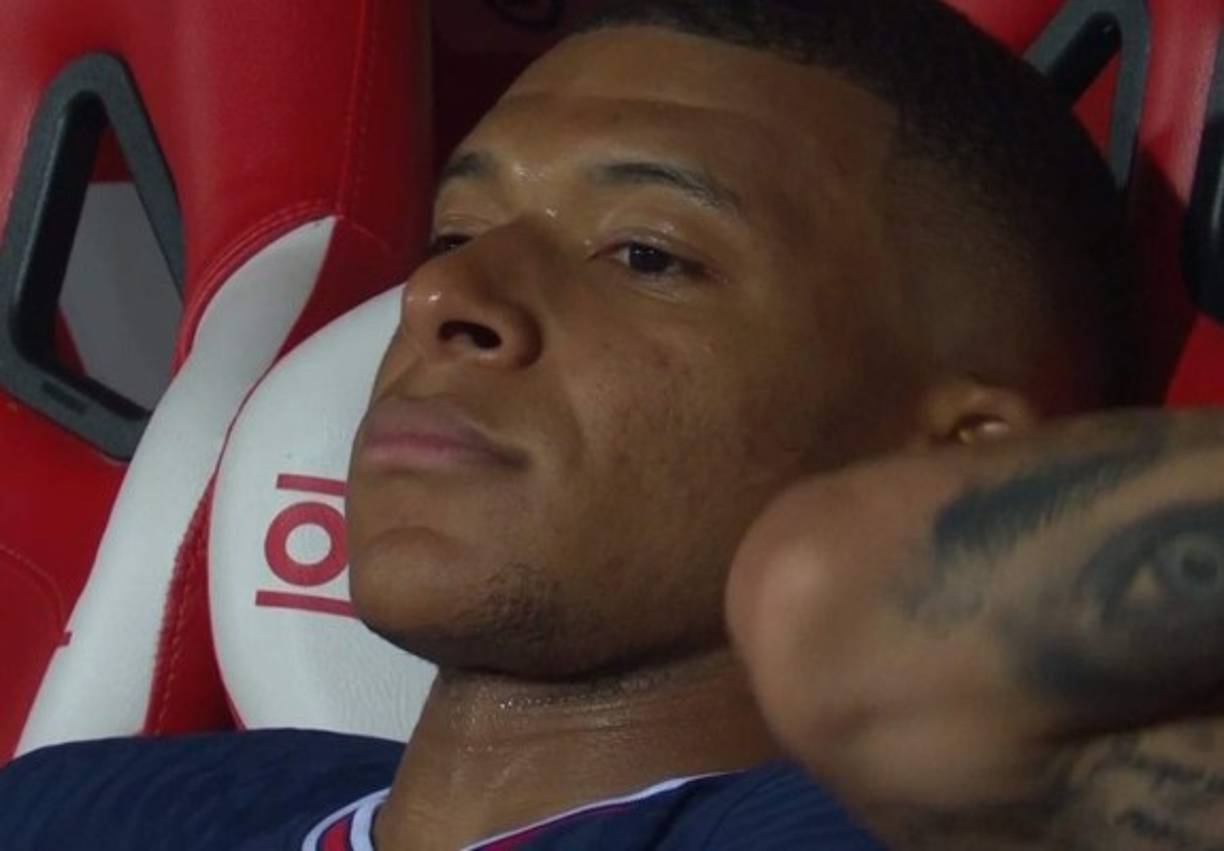 Las cámaras captaron al delantero francés con rostro molesto en el banquillo de suplentes, todo en medio de los rumores que apuntan una posible salida del jugador al Real Madrid.