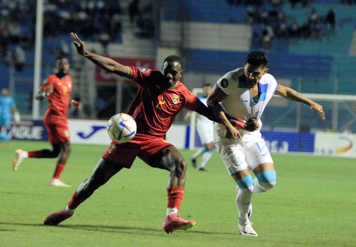 Así sujetaba de la camiseta el defensa granadino Benjamin Ettienne a Luis Palma.