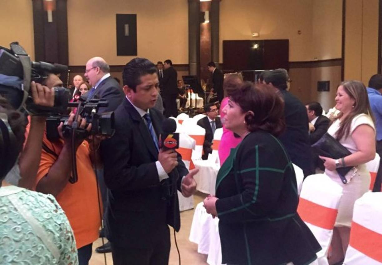 La periodista María Antonia Martínez de Fuentes es entrevistada previo a la entrega del premio Álvaro Contreras en San Pedro Sula.