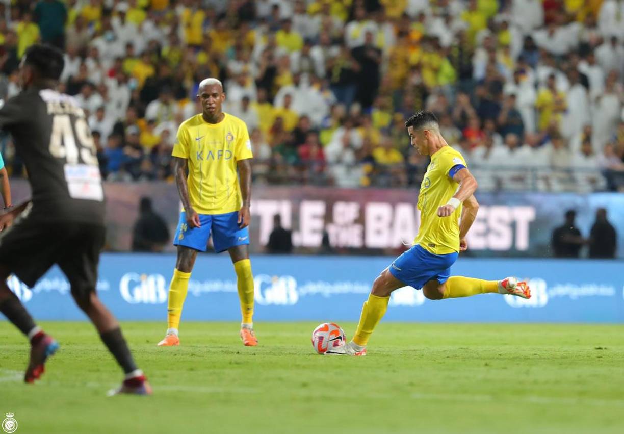 El tiro libre de Cristiano Ronaldo para marcar su golazo que dio el triunfo al Al Nasser ante el Damac.