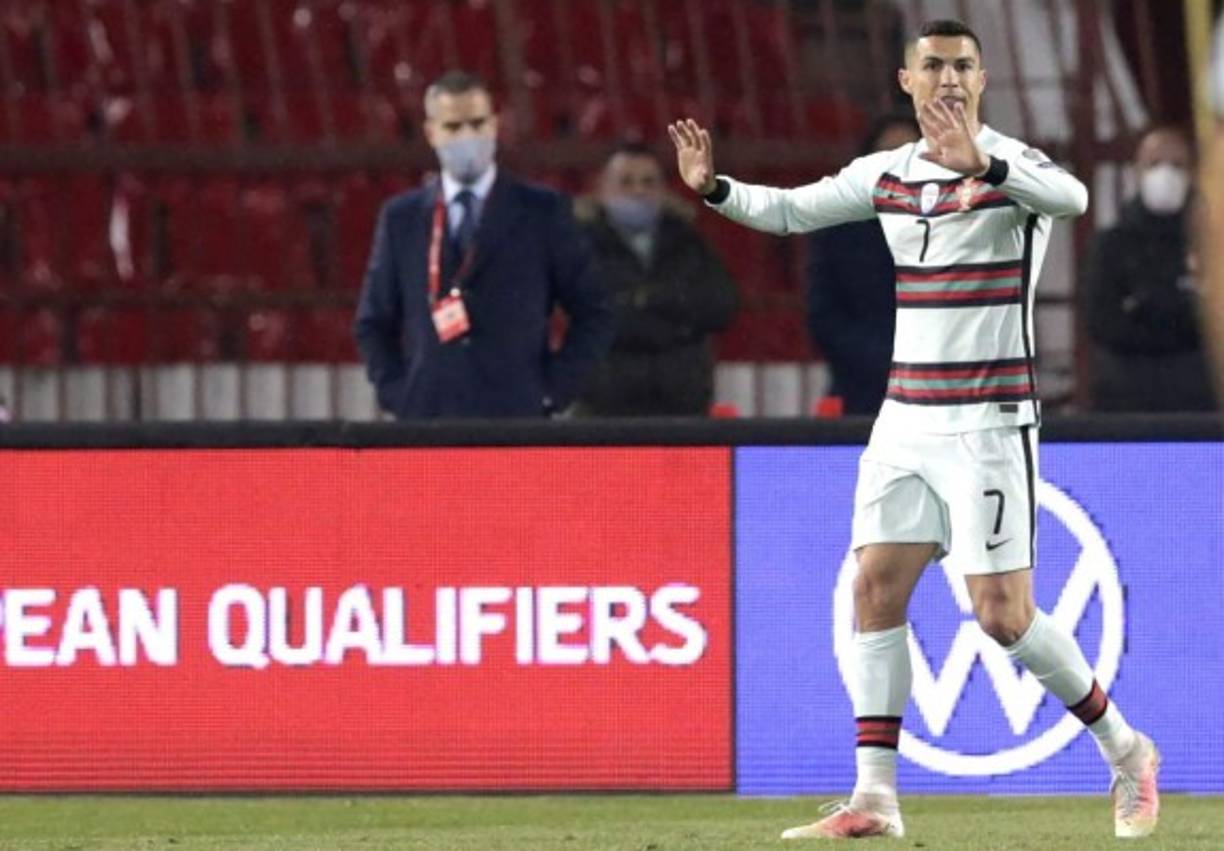 El jugador de la Juventus protestó airadamente al línea y después vio la tarjeta amarilla. Foto EFE.