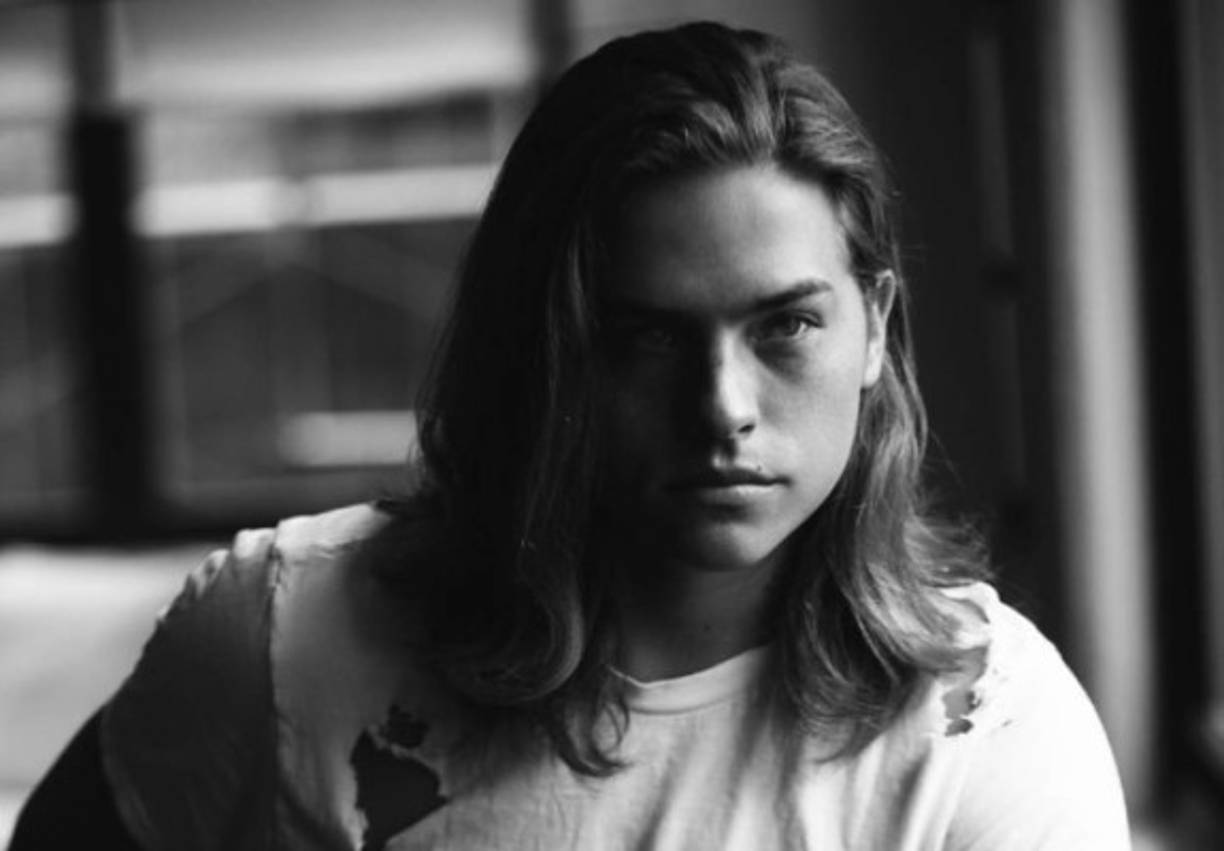 Después de seis años fuera del ojo público ese deseo se cumplió. La directora Eva Doležalová compartió fotos del Dylan, actor de 26 años en el set de su nueva película, Carte Blanche. Sprouse interpreta a un personaje llamado Gideon Blake.