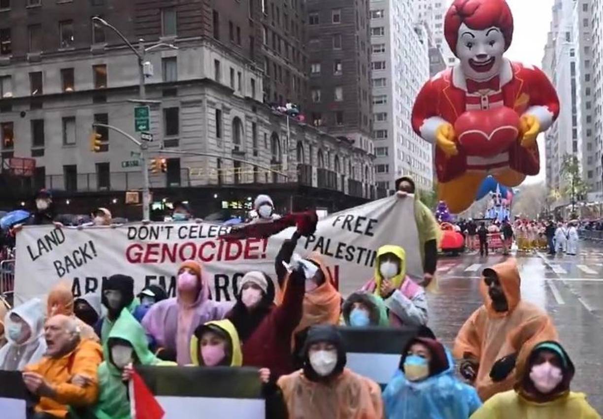 La policía de Nueva York detuvo a un grupo de activistas propalestinos que bloqueó por unos instantes el paso de las carrozas.