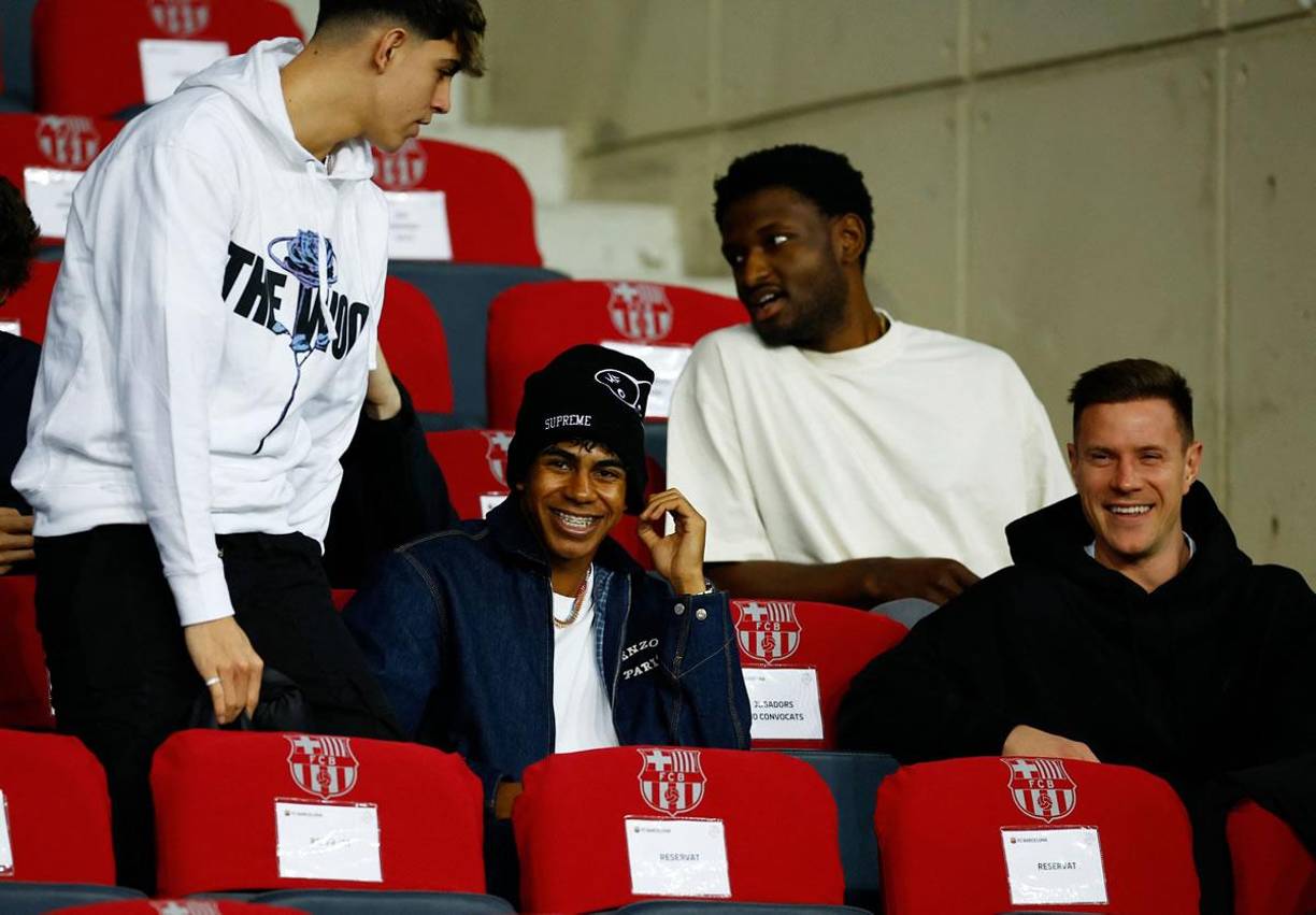 Lamine Yamal, de baja por lesión, estuvo en las gradas del Estadio Oímpico Lluís Companys de Montjuïc junto a Ter Stegen observando el partido del Barcelona vs Brest.