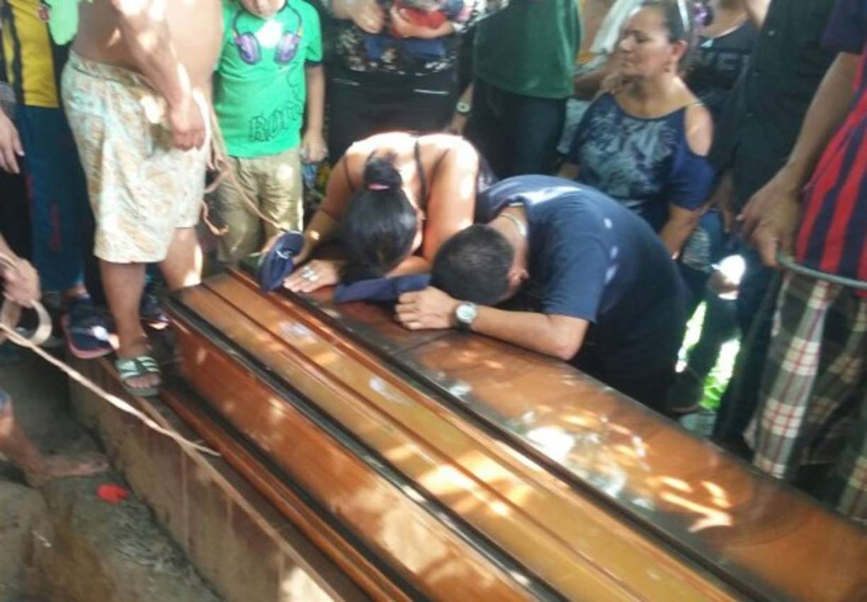 José Contreras fue sepultado alrededor de las 9:00 de la mañana. Su compañero aún es buscado.