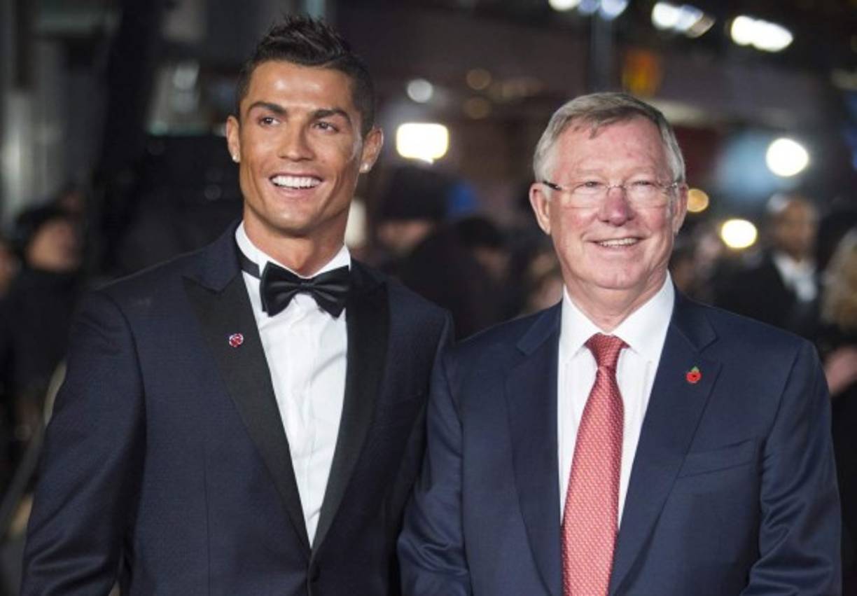 Cristiano Ronaldo posó orgulloso junto al exentrenador del Manchester United, Alex Ferguson.<br/>