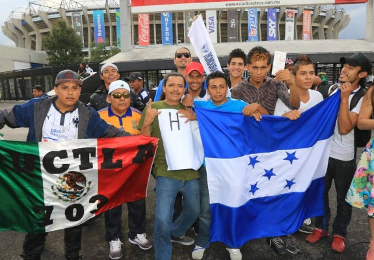 La afición hondureña y mexicana ha compartido en las afueras del Azteca previo al duelo de esta noche.
