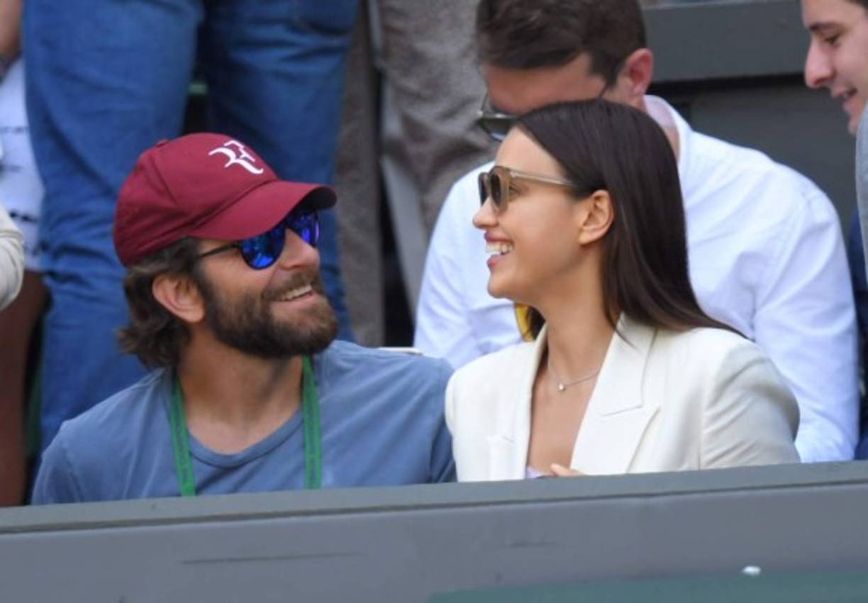Bradley Cooper no puede ocultar su felicidad. El actor se deshace en atenciones para su famosa novia y estas fotos solo comprueban la plenitud que viven como pareja.