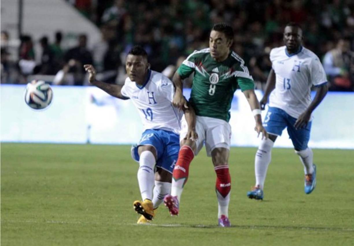 Luis Garrido y Marco Fabian, cuerpo a cuerpo.