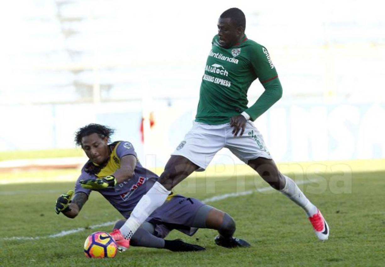 Una de las jugadas polémicas del partido, el penal que el árbitro pitó por falta de Kevin Hernández sobre Yustin Arboleda.