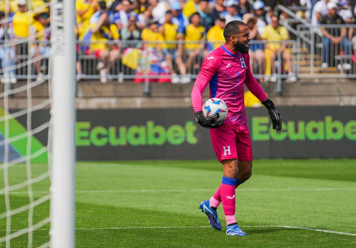 Edrick Menjívar evitó varios goles de Ecuador en el arco de la Selección de Honduras.