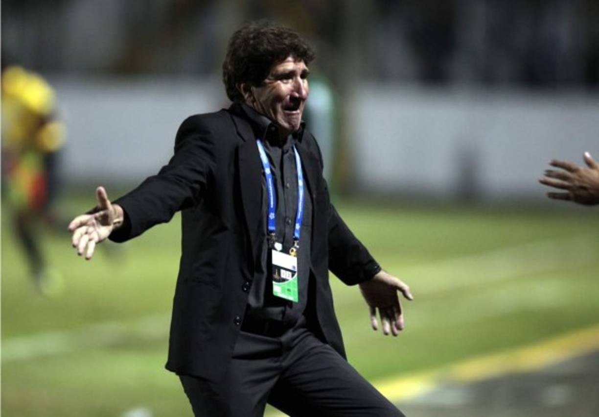 El entrenador argentino del Olimpia, Héctor Vargas, celebrando el tercer gol.