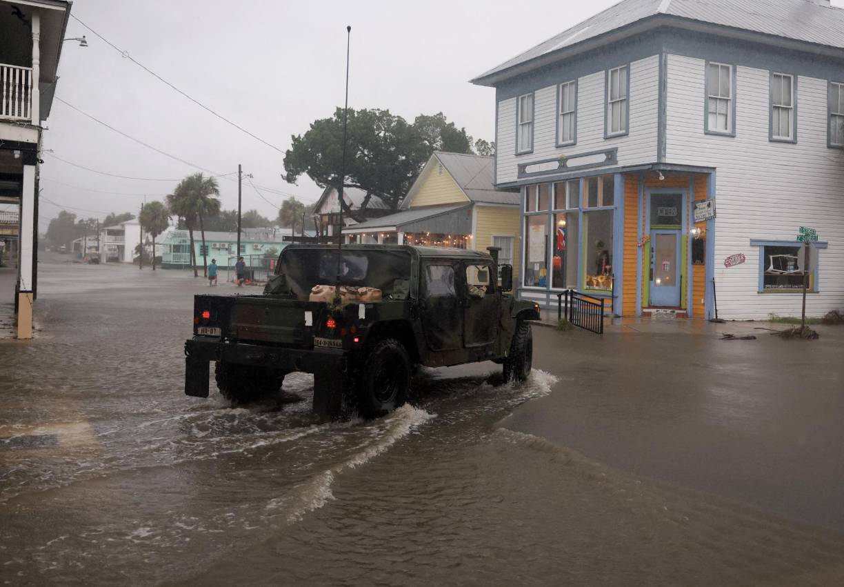Según las previsiones del organismo, la tormenta atravesará el norte de Florida el lunes y se moverá por el sur de Georgia esta noche y el martes antes de alcanzar la costa de Carolina del Sur. 
