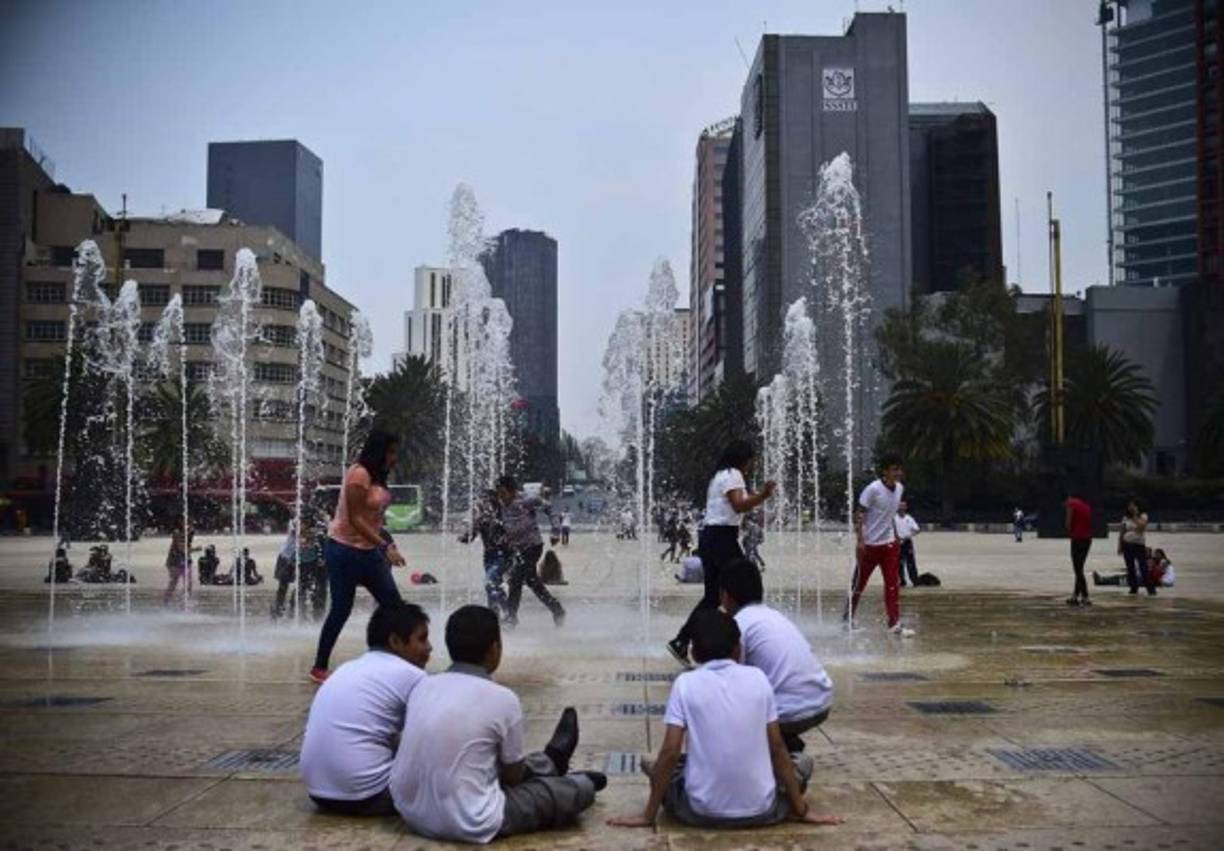 2. Ciudad de México: Es una de las mayores megalópolis del planeta y abastecerla de agua es todo un reto. La capital mexicana es sólo una parte de la Zona Metropolitana del Valle de México, que suma más de 21 millones de habitantes. <br/><br/>Durante décadas se ha recurrido a la sobreexplotación de los mantos acuíferos, lo que provoca que algunas zonas de la ciudad -construida sobre la ciénaga de la antigua Tenochtitlán azteca- se hundan entre 2 y 30 cm cada año, según datos de Protección