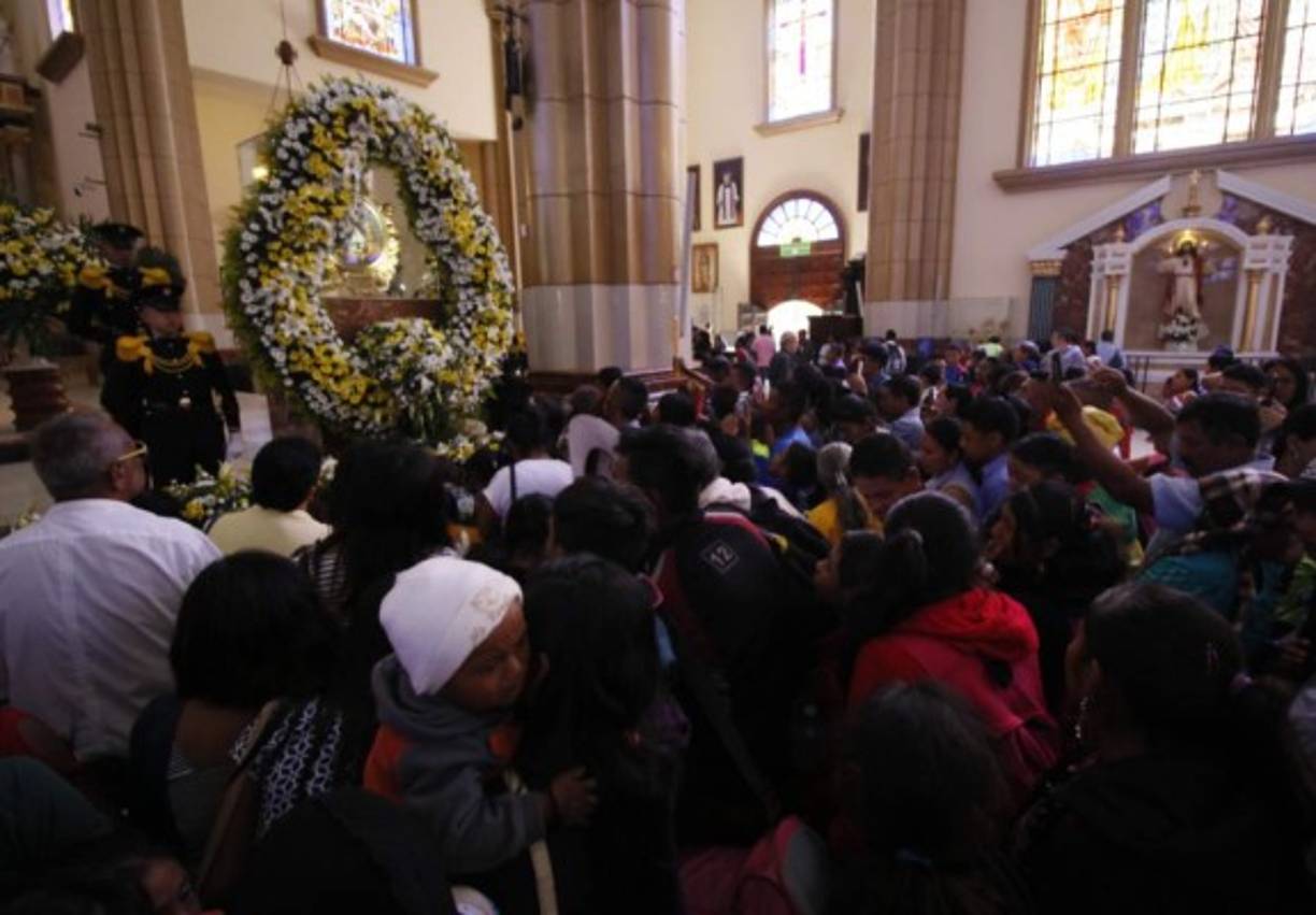 Las celebraciones del Día de la Virgen de Suyapa iniciaron con los homenajes que han hecho las distintas divisiones de las Fuerzas Armadas, ya que consideran a 'La Morenita' como su Capitana General de las Fuerzas Armadas.