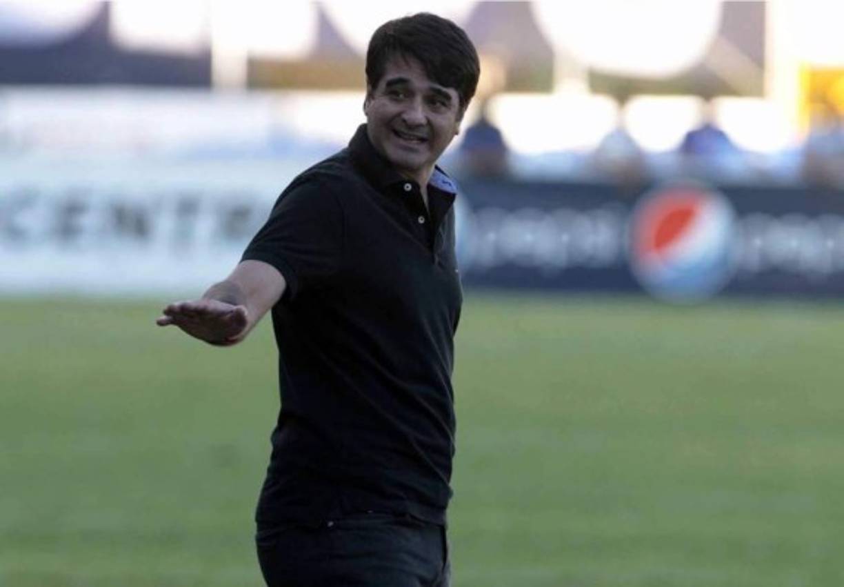 Italy's coach Antonio Conte leaves the pitch at the end of the friendly football match between Italy and Romania, on November 17, 2015 at Renato Dall'Ara Stadium in Bologna. AFP PHOTO / GIUSEPPE CACACE (Photo credit should read GIUSEPPE CACACE/AFP/Getty Images)