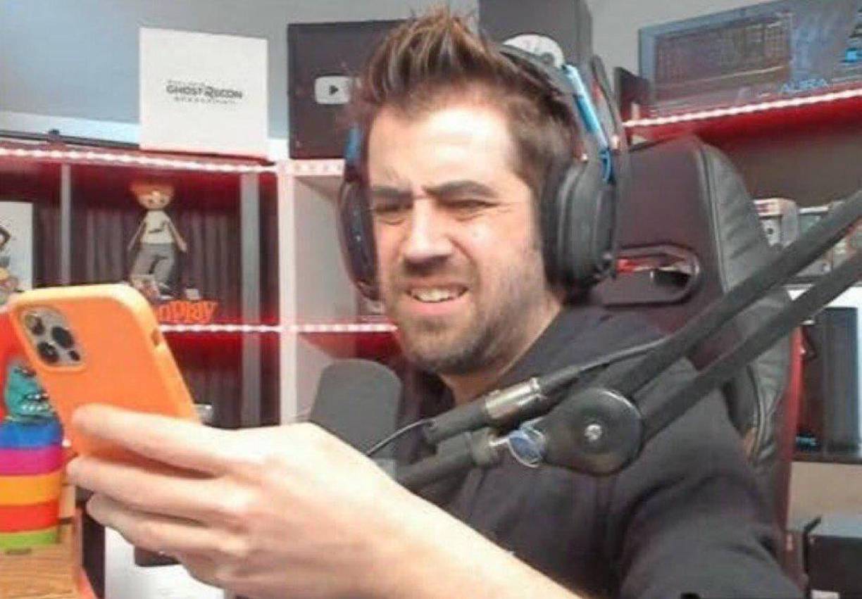 “A mí Piqué me la repampinfla siete pueblos. Lo cierto es que me da igual, pero sí que es verdad que hay compañeros míos allí y por ellos sí que me alegro”, comenzó diciendo AuronPlay.